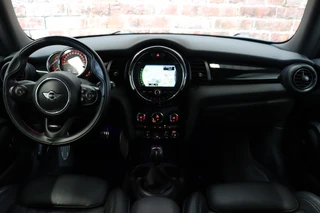 MINI Cooper Hatchback Chili Serious Business 3 deurs / Navigatiesysteem / Leder / John Cooper Works Exterieurpakket / Lichtpakket / Extra Getint Glas / Climate Control / Parkeersensoren / LED / Bluetooth / Cruise Control / Sportstoelen / 17 Inch / 16