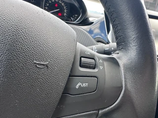 Peugeot 2008 1.2 Puretech Active Goed onderhouden ''Trekhaak - PDC - Infotainment '' / 16