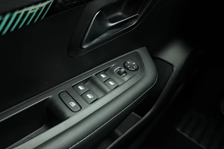 Peugeot 208 PureTech 100pk Allure Pack | Navigatie | Trekhaak | Achteruitrijcamera | Stoelverwarming | Climate control | Cruise control | Apple Carplay/Android Auto | Lichtmetalen velgen / 18
