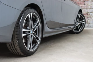 BMW 2 Serie Gran Coupé 218i High Executive M Sport Pakket Automaat  / Live Cockpit Professional / Panoramadak / Stoelverwarming / 18 Inch / Climate Control / Parkeersensoren / Bluetooth / DAB / Cruise Control / Lichtpakket / Extra Getint Glas / LED / 7