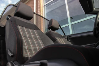 Volkswagen Golf Cabrio 2.0 TSI GTI | 2e eigenaar | DSG | Xenon | Stoelverwarming | Climatronic | Cruise control | Navigatie | Bluetooth | PDC | 18 inch Detroit | Origineel / 15
