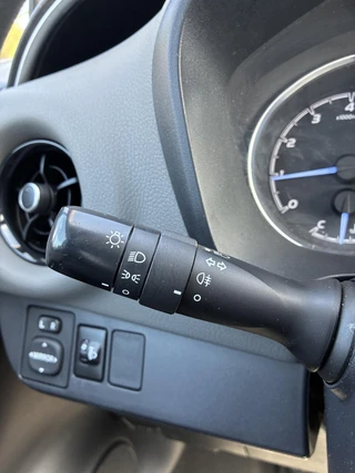Toyota Yaris 1.0 VVT-i Aspiration 5-Deurs | Climate control | Camera | Navigatie | Cruise control | Elektrisch Pakket | Bluetooth telefoonvoorbereiding / 39