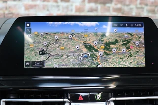 BMW 8 Serie M850i xDrive High Executive M Sport Pakket Automaat  / Live Cockpit Professional / Individual Leder Merino / Driving Assistant / Carbon Exterieur / Active Steering / Laserlight / M Sportremsysteem / Active Cruise Control met Stop en Go-functie / M Sportdifferentieel / Shadow Line / Achteruitrijcamera / Harman Kardon / 25