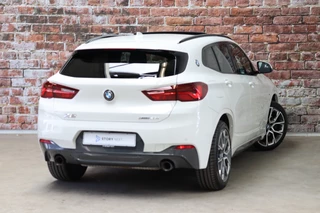 BMW X2 xDrive20i High Executive M Sport Pakket Automaat  / Navigatiesysteem Plus / Leder / Panoramadak / Achteruitrijcamera / Stoelverwarming / Climate Control / Hifi / Shadow Line / Parkeersensoren voor+achter / Extra Getint Glas / 19 Inch / 5
