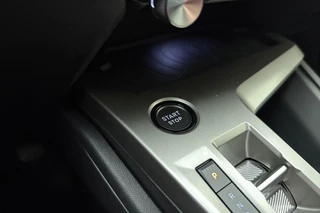 Peugeot 308 1.2 Hybrid 145 e-DCS6 Allure AGR l Stoelverwarming l 360 Camera l PDC l Wireless Apple Carplay & Android Auto l Navigatie l Draadloze Telefoonlader l Lichtmetalen Velgen l LED l Adaptive Cruise Control / 35