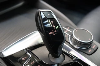 BMW 5 Serie Touring 520i High Executive M Sport Pakket Automaat  / Trekhaak / Panoramadak / Stoelverwarming / Nappa Leder / Comfortstoelen / Achteruitrijcamera / Apple Carplay / Driving Assistant / Cruise Control / Navigatie Professional / Adaptief Onderstel / 24