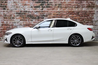 BMW 3 Serie Sedan 318i Executive Sport Line Automaat  / Live Cockpit Professional / Stoelverwarming / Parkeersensoren voor+achter / LED / 18 Inch / DAB / Climate Control / Shadow Line / Extra Getint Glas / Apple CarPlay / Cruise Control / Lichtpakket / 4