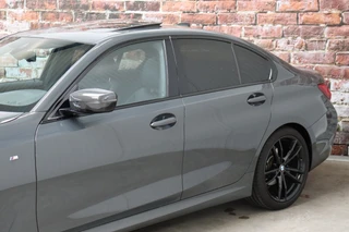 BMW 3 Serie Sedan 320i High Executive M Sport Pakket Automaat  / Live Cockpit Professional / Schuif-/kanteldak / Achteruitrijcamera / Stoelverwarming / DAB / Shadow Line / Apple CarPlay / LED / 19 Inch / Extra Getint Glas / 8