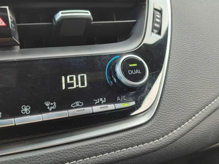 Toyota Corolla Touring Sports 1.8 Hybrid DYNAMIC STOELVERW KEYLESS 17'' LM-VELGEN CLIMA AD-CRUISE APPLE/ANDROID PRIVACY GLASS NL-AUTO CAMERA / 26
