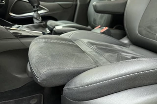 Opel Crossland 1.2 Turbo Ultimate 110 PK | Navigatie | Alcantara bekleding | Climate control | Camera | DAB Radio | Extra getint glas | Keyless / 19