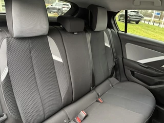 Opel Astra 1.2 Turbo 110pk Business Edition | Navigatie | Achteruitrijcamera |  Adapt. Cruise control | Stoel & stuurverwarming | AGR Comfortstoel | Keyless | Parkeersensoren / 19