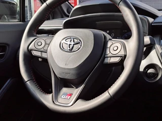 Toyota Corolla Cross Hybrid 180 GR Sport NIEUW! PLUS PACK STOEL/STUURWIELVERWARMING ELEK. ACHTERKLEP / 17