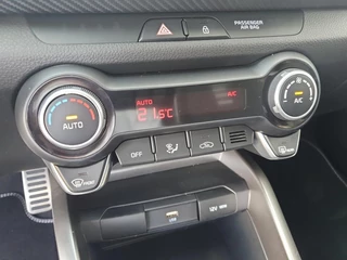 Kia Stonic 1.0T MHEV GT-PlusLine | Schuifdak | Stoel en stuurverwarming | Navigatie | Camera | Climate control | Cruise control | Getinte ramen achter | Parkeersensoren voor en achter | / 32