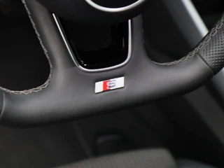 Audi A3 Sportback 45 TFSi 272 Pk e S-line Competition | Trekhaak | Stoelverwarming | Adaptive Cruise | Half Leer | Camera | Carplay | 18 Inch | 28.601 Km !! / 25