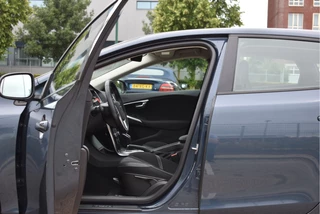 Volvo V40 1.5 T2 Polar  | NL-Auto | Historie | Standkachel | Stoelverwarming | Nav | Sfeerverl. | Full LED | Zeer netjes / 37