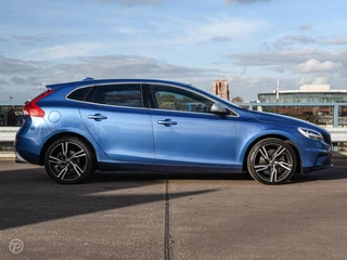 Volvo V40 2.0 D3 150 PK Business Sport R-Design Panoramadak Harman Kardon LED Standkachel Trekhaak Stoelverwarming 18" / 7