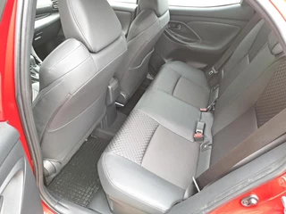 Toyota Yaris 1.5 HYBRID EXECUTIVE HEAD-UP STOELVERWARMING BI-TONE PARK-SENSOREN HALF-LEDER 17"LM-VELGEN PRIVACY-GLASS / 13