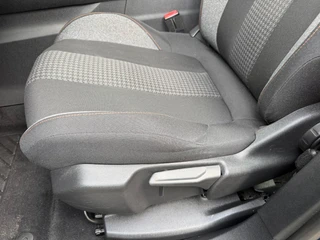 Peugeot 3008 1.2 PureTech Blue Lease Executive / 18