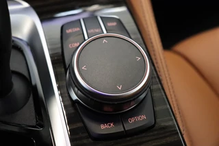 BMW 5 Serie Touring 520i High Executive Luxury Line Automaat  / Live Cockpit Professional / Laser Light / Cruise Control / Achteruitrijcamera / Stoelverwarming / Climate Control / Comfort Stoelen / Parking Assistant / 18 Inch / 23