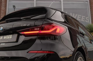 BMW 1-serie 116d F40 Executive Edition | 1e eigenaar | NL Auto | HiFi audio | DAB | LED | Apple Carplay | Rijstrooksensor | Cruise control | Climate control | Sportstuur | Active Guard Plus / 42