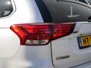 Mitsubishi Outlander 2.0 PHEV instyle | Leder | Xenon | 360 camera | Keyless | Stoelverwarming | PDC v+a / 22