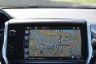 Peugeot 208 1.2 PureTech Style  | NL-Auto | Navi | Cruise Control | Airco | Bluetooth | Park.sensoren | LM-Velgen | NAP / 21