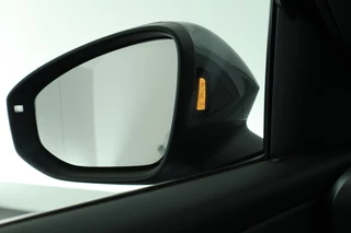 Volkswagen T-Roc 1.5 eTsi 150pk DSG R-Line First Edition Trekhaak Camera Keyless Stoelverwarming Virtual Cockpit Carplay / 6