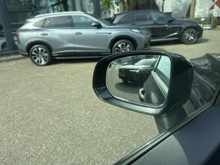 Volvo XC60 2.0 T6 Plug-in hybrid AWD Plus Black Edition LUCHTVERING | ELEK. TREKHAAK | STOEL + STOELVERWARMING | ACHTERBANK VERWARMD | HARMAN KARDON | RIJKLAAR | FABRIEKS GARANTIE T/M 7-2027 | PANO | / 22