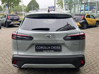 Toyota Corolla Cross 2.0 Hybrid 180 DYNAMIC NIEUW DIRECT LEVERBAAR! BLIND SPOT STOEL/STUURVERW KEYLESS 18'' LM-VELGEN APPLE/ANDROID NAVI CLIMA AD-CRUISE PARK-SENSOREN / 36