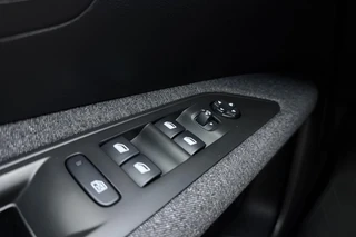 Peugeot 3008 1.2 PureTech Blue Lease Executive Camera l Climate Control l Cruise Control l Apple Carplay & Android Auto l PDC voor en achter l Bluetooth l Lichtmetalen Velgen l Afneembare Trekhaak / 19