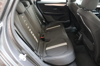 BMW 2 Series Active Tourer 218i Executive Automaat  / Trekhaak / Parkeersensoren / Stoelverwarming / Navigatie / Cruise Control / Bluetooth / Climate Control / LED / Sportstoelen / Multifunctioneel Stuurwiel / 17 Inch / 17