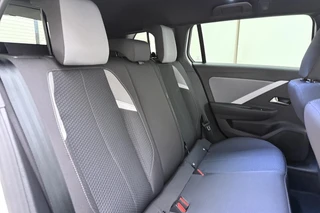 Opel Astra Electric 54 kWh Business Edition | 18" LM-Velgen | Black Pakket | Privat Glass | AGR Stoelen | Camera | Navigatie | Winter pakket | / 16