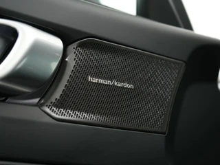 Volvo EX40 SINGLE MOTOR PLUS BLACK EDITION 70 KWH 100% SOH  | Trekhaak | Harman Kardon | Warmtepomp / 20