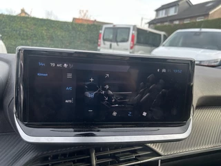 Peugeot 2008 1.2 Turbo 100 PK Allure | Nieuwste Model | Navigatie via Telefoon | LED Verlichting | Cruise Control | Hoge Zitpositie | Parkeersensoren | DAB | Digitaal Dashboard | Half Lederen stoelen | Lichtmetalen Velgen 17 inch | / 16