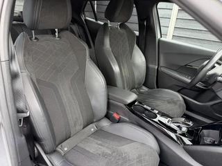 Peugeot e-2008 GT Pack 50 kWh 136PK Automaat Navigatie, Achteruitrijcamera, Keyless, Stoelverwarming, Adaptieve Cruise Control / 16