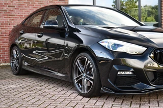 BMW 2 Serie Gran Coupé 218i M-Sport  Shadowline Trekhaak 18inch Live-cockpit Sfeerverlichting / 34