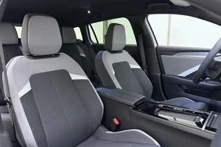Opel Astra Electric 54 kWh Business Edition | 18" LM-Velgen | Black Pakket | Privat Glass | AGR Stoelen | Camera | Navigatie | Winter pakket | / 14