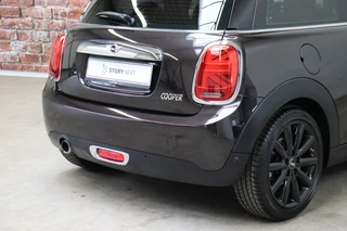 MINI Cooper Hatchback Chili Business 3 deurs  / Navigatiesysteem Professional / Panoramadak / LED / Climate Control / Parkeersensoren / Sportstoelen / Cruise Control / Bluetooth / 17 Inch / Chrome Line / Lichtpakket / Extra Getint Glas / 6