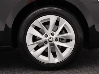 Skoda Octavia Combi 1.5 TSi 150 Pk First Edition | Stoelverwarming | Camera | Cruise Control | Navigatie | CarPlay | Matrix LED | 17 Inch | 60.639 Km !! / 12