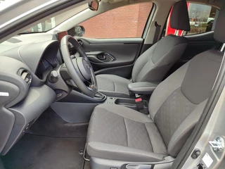 Toyota Yaris 1.5 Hybrid 115 DYNAMIC NL-AUTO STOEL/STUURVERW BLIND SPOT PARK-SENSOREN NAVI CAMERA CLIMA AD-CRUISE APPLE/ANDROID KEYLESS 16'' LM-VELGEN / 9