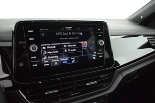 Volkswagen T-Roc 1.5 TSI 150pk DSG R-Line Business+ Black Style Trekhaak Camera IQ.Light Panoramadak Virtual Cockpit Navigatie / 25
