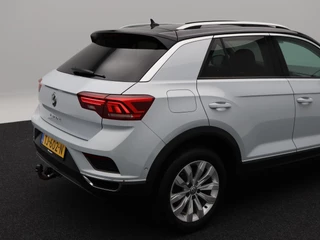 Volkswagen T-Roc 1.5 TSi Sport 150 Pk | Trekhaak | Adaptive Cruise | Camera | CarPlay | Panorama dak | 17 Inch | 159.197 Km !! / 15