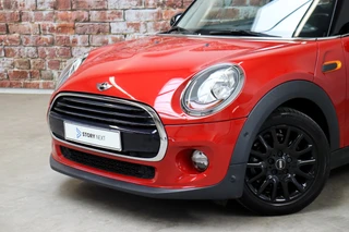 MINI Cooper Hatchback Pepper Business Automaat 3 deurs  / Navigatiesysteem / Cruise Control / Achteruitrijcamera / Comfort Access / Bluetooth / Climate Control / Lichtpakket / Parkeersensoren  / 16 Inch / Chrome Line / 2