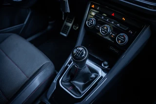 Volkswagen T-Roc 1.5 TSI Sport | Climate | Navi | Cruise | Camera | PDC / 60