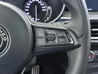 Alfa Romeo Stelvio 2.2 JTD AWD Veloce Automaat | VAN: € 34.900- VOOR: € 32.877,- UW HERFSTVOORDEEL: € 2.023,- | CAMERA| STOEL + STUURVERWARMING + MEMORY| KEY LESS ENTRY | LEDER | ADAPT. CRUISE CONTROL | 12 MND BOVAG GARANTIE / 33