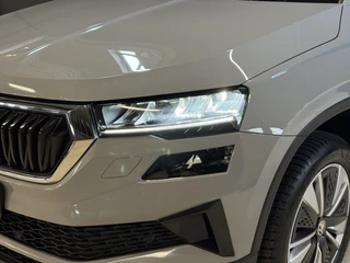 Škoda Karoq 1.5 TSI ACT Business Edition Plus Panoramadak | Camera | Adaptive cruise | Stoelverwarming | Full LED | NL auto | Dealer onderhouden / 40