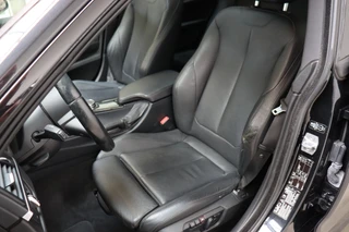 BMW 3 Serie Gran Turismo 335i xDrive High Executive M Sport Pakket Automaat  / Navigatiesysteem Professional / Panoramadak / Trekhaak / Leder / Innovatiepakket / 18 Inch / Shadow Line / Active Cruise Control met Stop en Go-functie / Stoelverwarming / Climate Control / Xenon / Extra Getint Glas / 14