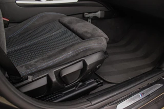 BMW 3-serie Touring 318i Corporate Lease Executive | M Sport pakket | Stoelverwarming | LED | Navigatie Professional | Bluetooth | Sportstoelen | M-sportstuur | PDC | Shadow Line / 18