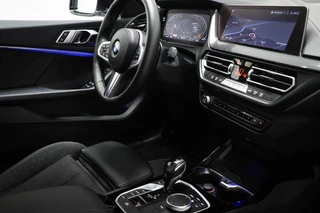 BMW 1-serie 118i Executive Edition | HALF LEDER | DAB | APPLE | DRAADLOZE LADER | CAMERA | 17" / 4