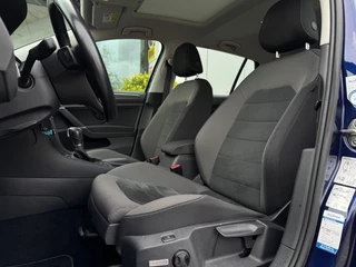 Volkswagen Golf TSI * Panoramadak * Camera * Navigatie * Massage Stoel / 5